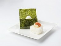 パンやパスタなどに広くお料理に使われる明太バターは、おむすびにしても抜群！本だしと合わせることで、豊かな味わいとなりました。焼き海苔との相性もピッタリ！