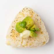 カマンベールアボカドおむすび