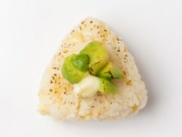 オシャレで洋風なカマンベールチーズとアボカドの組み合わせは、少し醤油をまぜることで、旨みの高いおむすびにもベストマッチ。お口の中が喜ぶおいしさ。
