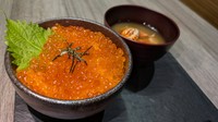 北海道産いくらを使用したいくら丼。
※蟹汁つきの為、甲殻類アレルギーの方はお申し付けください。