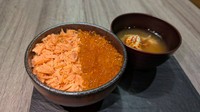 北海道産いくらとあらほぐし焼鮭を使用した贅沢ハーフ丼。
※蟹汁つきの為、甲殻類アレルギーの方はお申し付けください。