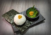 当店自家製の塩ウニを使用したおにぎり。
北海道米と塩ウニの相性が抜群です。