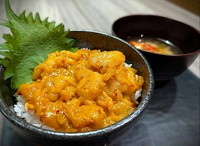 一品料理で人気の麻辣ほたてを贅沢に使用した丼。
痺れる辛さをご堪能ください。
蟹汁が付きます。
カニアレルギーをお持ちの方はスタッフまでお申し付けください。