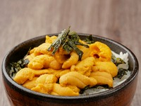 主に北海道産の厳選されたバフンウニを使用。
※蟹汁つきの為、甲殻類アレルギーの方はお申し付けください。