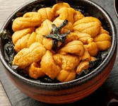 主に北海道産の厳選されたバフンウニやムラサキウニを使用。
※蟹汁つきの為、甲殻類アレルギーの方はお申し付けください。