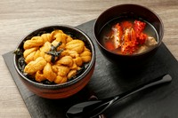 厳選されたバフンウニやムラサキウニを使用。
※蟹汁つきの為、甲殻類アレルギーの方はお申し付けください。