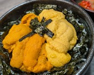 うに丼(松)と(梅)の２種のうにが乗った丼。
仕入れ状況により毎日数量限定となります。
※蟹汁つきの為、甲殻類アレルギーの方はお申し付けください。