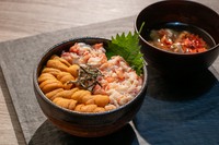 甘い浜中産バフンウニとたらばがに本来の甘さに程よい塩加減の味付けがきいた贅沢なハーフ丼。
※こちらのメニューは蟹を使った料理になります。甲殻類アレルギーの方はご遠慮ください。