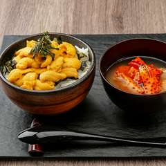 『うに丼』各種、嬉しい蟹汁付