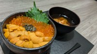 浜中産バフンウニと北海道産いくらを使用した贅沢ハーフ丼。
※蟹汁つきの為、甲殻類アレルギーの方はお申し付けください。