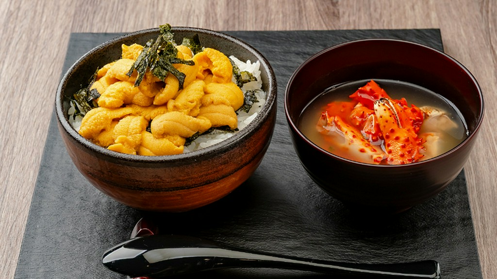 『うに丼』各種、嬉しい蟹汁付