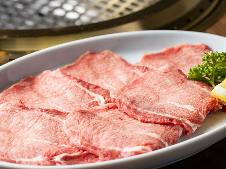 程よい弾力とジューシーな味わいがたまらない。看板メニューの一つ『和牛特選タン塩』