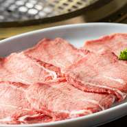 【焼肉かたひら】の看板メニューの一つ『和牛特選タン塩』。国産黒毛和牛を使用し、程よい弾力で、噛めば噛むほど旨みが溢れだします。好みのお酒と共に、ファーストオーダーにオススメの一皿。