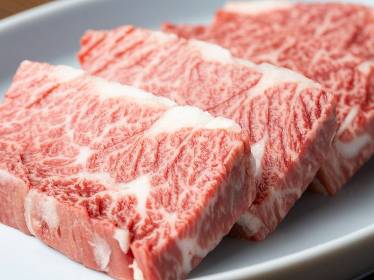 和牛の甘みや濃厚な旨みを堪能。国産黒毛和牛のハラミ肉を、分厚くカット『特選厚切りハラミ120g』