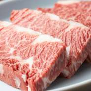 国産黒毛和牛のハラミ肉を、分厚くカットした逸品。ハラミ肉は内臓部位でありながら、赤身肉のような旨みが特徴です。柔らかくて脂身が少なく、食べると口いっぱいに和牛の甘みや濃厚な旨みが広がります。