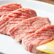 分厚くカットされた人気の『厚切りタン』は食べ応えがあり、焼くと外はカリッと中は肉厚ジューシー。お酒との相性も抜群なので、お気に入りの一杯と共にいかが。