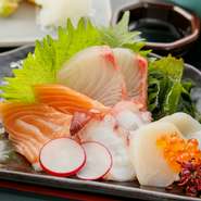 新鮮な旬の魚の刺身をはじめ、その日の厳選食材を使ったメニューを用意。おばんざいなどの日替わりで提供されるメニューも多いため、通う楽しさも味わえます。