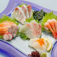 当日仕入れた旬の鮮魚より、特にオススメ5品を『刺身』にて提供。おばんざい同様に日によって顔ぶれは変わるため、来店時はぜひチェックいただきたい逸品です。