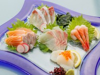 当日仕入れた旬の鮮魚より、特にオススメ5品を『刺身』にて提供。おばんざい同様に日によって顔ぶれは変わるため、来店時はぜひチェックいただきたい逸品です。