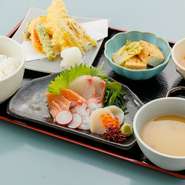 ランチ限定『ともしび御膳』は、天ぷらや刺身、小鉢に汁物まで付いた盛りだくさんの御膳。ランチタイムのみ提供のため、お昼の来店時はぜひチェックいただきたいお楽しみメニューです。