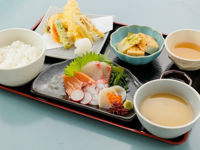 ランチタイムのお楽しみ。限定『ともしび御膳』