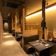 カスタマーファーストを大切に、フレキシブルな接客を徹底している【焼肉かくら　西中洲店】。極上の焼肉と洗練されたサービスも魅力です。店内は、木目を活かしたシックな空間で、上質な雰囲気が漂います。