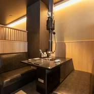 【焼肉かくら　西中洲店】は、清潔感のある落ち着いた内装で、全席ソファー席。プライバシーに配慮したボックス席は、ゆったりとくつろぎの食事時間を楽しめます。家族や友人の特別な日の利用にオススメです。