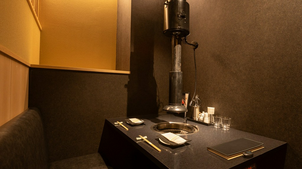 横並びに座り、ゆったりとした時間を満喫できる大人デート