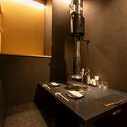 大切な方とのデートや夫婦の記念日などには、横並びのボックス席がオススメ。おいしい料理とお酒を二人でゆっくり味わえば、会話も一段と弾みます。ゆったりとした時間を満喫できます。