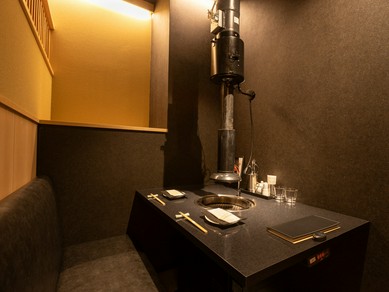 横並びに座り、ゆったりとした時間を満喫できる大人デート