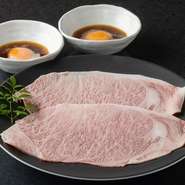 最高級部位の一つであるサーロインを薄切りにカットした一皿。スタッフが焼き上げることも可能で、ミディアムレアに焼き上げた後、温泉玉子とこだわりのすき焼きのタレにくぐらせて頂く逸品です。