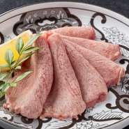 【焼肉かくら　西中洲店】では、「非冷凍牛タン」を使用しています。冷凍を介さず仕入れたフレッシュな“生のタン”を、すべて店内で手切りし、新鮮なまま提供しています。