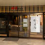 天神南駅から徒歩6分。国体道路沿い、6階建てビル1階にある焼肉店が【焼肉かくら　西中洲店】です。佐賀県唐津市で育まれたA4・A5ランク、BMS7以上の厳選佐賀牛を堪能できます。