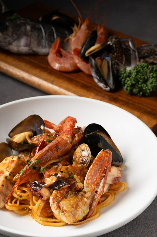 神戸港直送魚介など厳選した地元食材でボーダレスな美味を披露