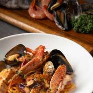 兵庫県産を中心とする旬食材と銘柄肉、ヨーロッパの高級食材を揃え、イタリアンとフレンチをベースにした独自の料理を提供。華やかで自由闊達な皿が多く、日常＆非日常の両シーンで心躍るおいしさを満喫できます！