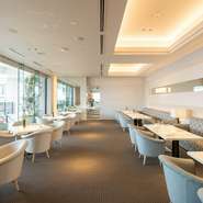 神戸の魅力を発信するラスイートグループが2025年春にオープンした店。本物のおいしさと心地よい空間を供しつつ、カジュアルな雰囲気とスタイル。店名の“ami 友人”のように、仲間や家族を誘って訪れたい一軒です。