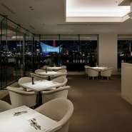 神戸ポートタワーを真正面に望む贅沢なロケーション。店の南側と西側は総ガラス張りの設えで、日中は陽光が差し込み、夜は美しい夜景が広がります。海を間近に感じる座席の高さも格別。ぜひ、お店で体験を！