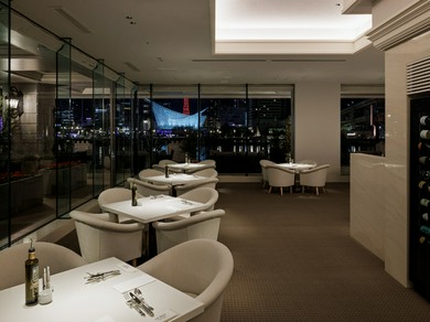 日中は太陽の光が心地よく、夜はドラマチックな夜景に包まれる