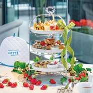 午後のアフタヌーンティーも、新たな神戸グルメとして人気。季節食材で織りなすスイーツとセイヴォリーを、3種のセットで満喫できます。肩肘はらずに楽しめる雰囲気なので、アフタヌーンティーが初めての人も安心！