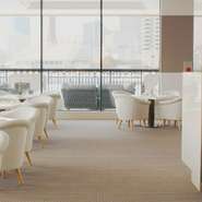 大きなワインセラーに多彩なワインを揃え、おいしくて高品質な銘柄をリーズナブルな価格で提供。グラスやデキャンタで楽しめる銘柄も豊富で、気軽にいろいろ味わえます。世界のトップクラスワインも抑えた価格設定。