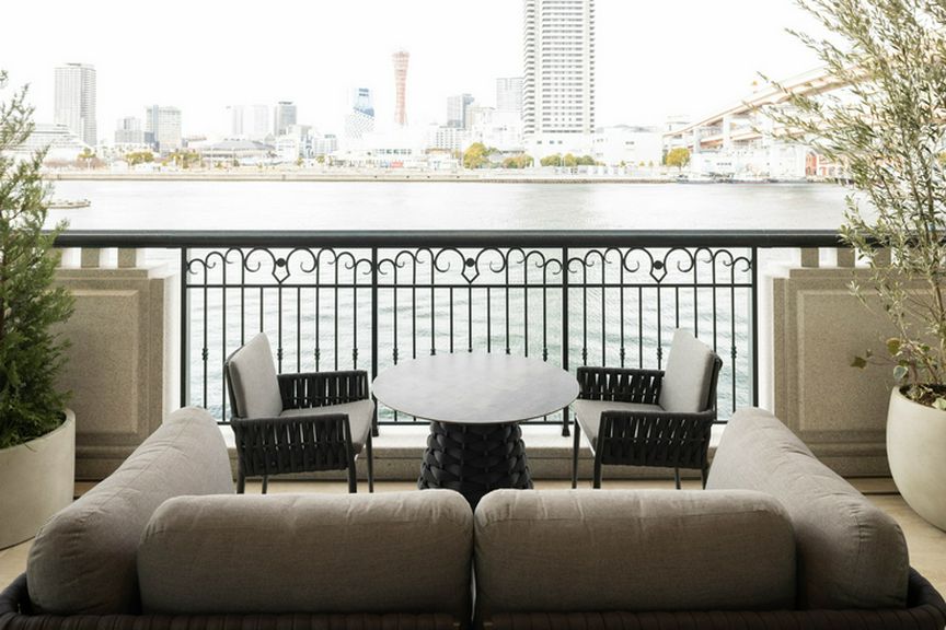 海風が心地いい!神戸ポートタワーを正面に望むテラス席も評判