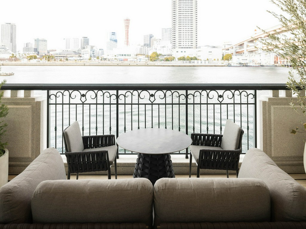 海風が心地いい！神戸ポートタワーを正面に望むテラス席も評判