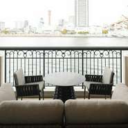 広いテラスには37席をゆったり配置。神戸ウォーターフロントの光や風を感じながら、ランチやアフタヌーンティー、ディナーを楽しめます。（春から秋を中心にオープン、天候によりクローズの場合もあり）