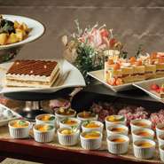 神戸で大人気のスイーツ＆ベーカリー「ル・パン」の姉妹店としての演出も大きな魅力。ディナーコースにはデザートのワゴンサービスが付き、「ル・パン」のパティシエ特製の季節限定デザートを好きなだけ楽しめます。