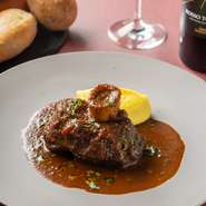 季節感あふれる華麗な料理、リュクスな空間、美しい眺めが揃い、二人のさまざまなシーンを紡ぐ格好の舞台に！気構えなく楽しめるカジュアルな雰囲気も魅力。地元の人に加え、神戸の旅グルメにもオススメです。