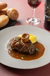 ミラノの伝統料理をシェフの技と感性で再構築。トマトベースのソースでじっくり煮込んだ仔牛すね肉は、柔らかさと濃厚な旨みが絶品。瀬戸内レモンのグレモラータが爽やかなアクセントになり、記憶に残るおいしさ。