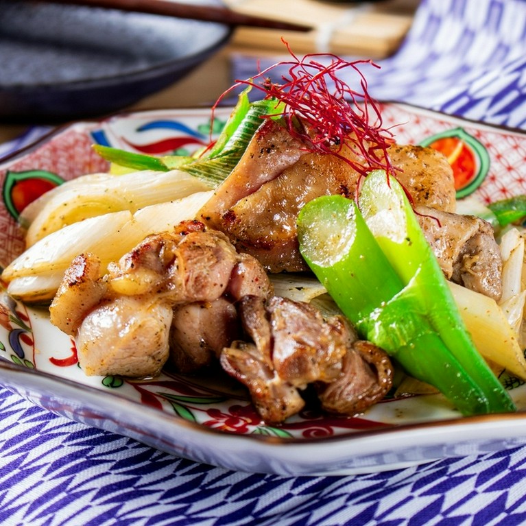 大和太ネギと大和肉鶏の黒七味焼き