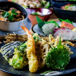 名物の山賊焼が楽しめる