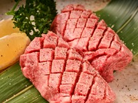 お店の看板メニュー『厚切り上タン』。スペシャリストから仕入れ鮮度抜群のタンの、最もおいしい部分を厚切りカットで提供。タンの旨み・食感をたっぷり楽しめる数量限定メニューです。