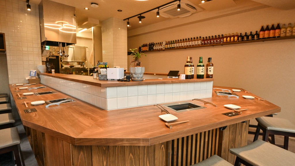 1階は会話の弾むカウンター。